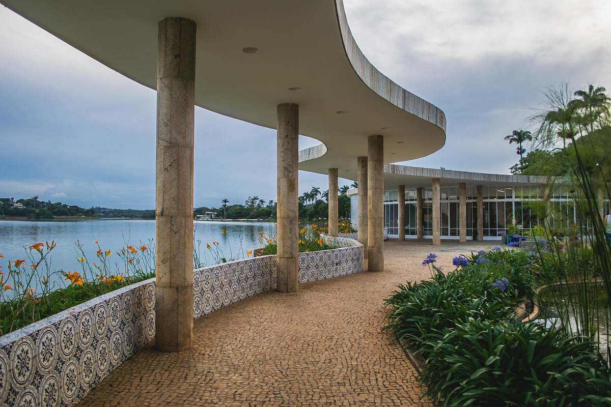 belo horizonte purple petaled flowers near pathway viewing blue sea flooring